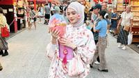 6 Gaya Inara Rusli Liburan di Jepang, Tampil Modis dengan Warna Lembut