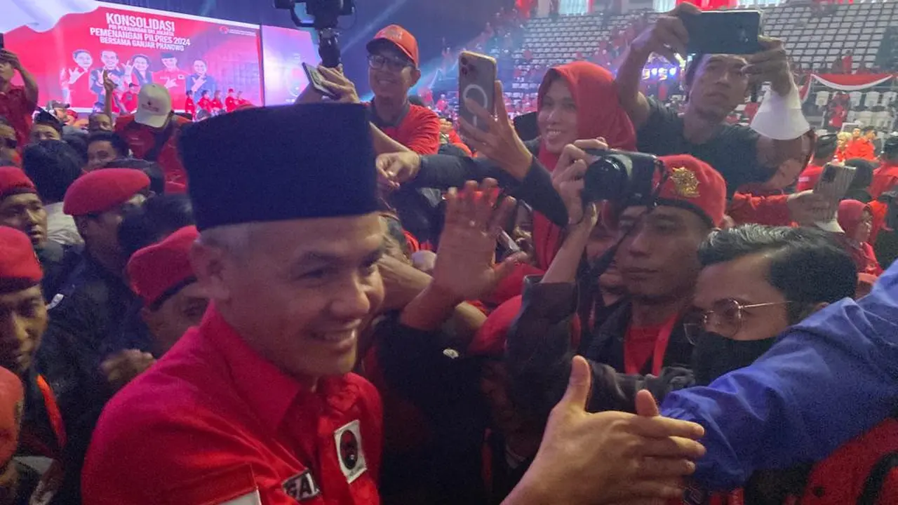Bakal calon presiden dari PDI Perjuangan Ganjar Pranowo hadiri Konsolidasi Akbar Pemenangan Pemilu Legislatif dan Pemilu Presiden 2024 yang digelar DPD PDIP DKI Jakarta di Hall Basket Senayan, Jakarta, Minggu (4/6/2023). (Ady Anugrahadi/Liputan6.com)