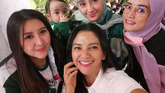 Reuni artis sinetron kolosal era 2000-an (Foto: Instagram/@erringracesita)