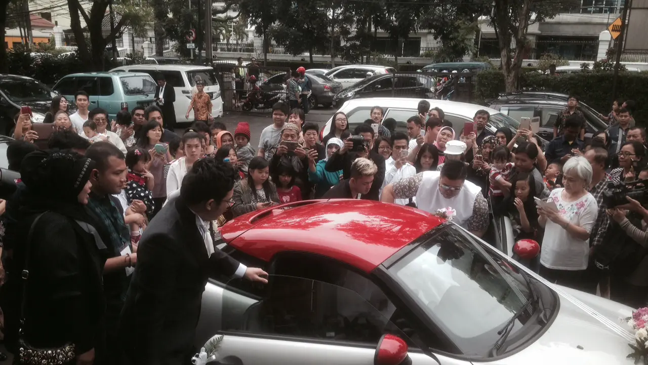 Pemberkatan Nikah, David 'NOAH'-Gracia Indri Diantar Mini Cooper