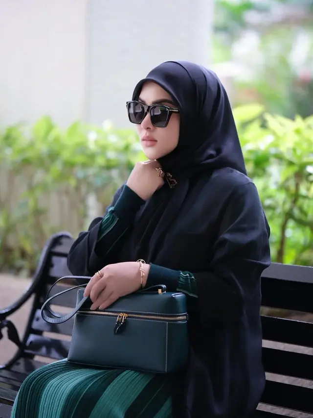 Syahrini dengan busana serba hitam (Instagram/princessyahrini)