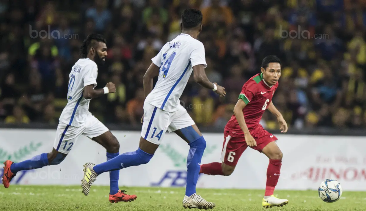 Gelandang Timnas Indonesia, Evan Dimas, menggiring bola saat melawan Malaysia pada semifinal SEA Games di Stadion Shah Alam, Selangor, Sabtu (26/8/2017). Indonesia kalah 0-1 dari Malaysia. (Bola.com/Vitalis Yogi Trisna)