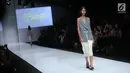 Model mengenakan pakaian rancangan Friederich Herman pada Jakarta Fashion Week 2018 di Senayan City, Jakarta, Senin (23/10). Dalam ajang fashion tersebut Friederich Herman mengangkat tema 'The Burst Of Personalities Within'. (Liputan6.com/Faizal Fanani)
