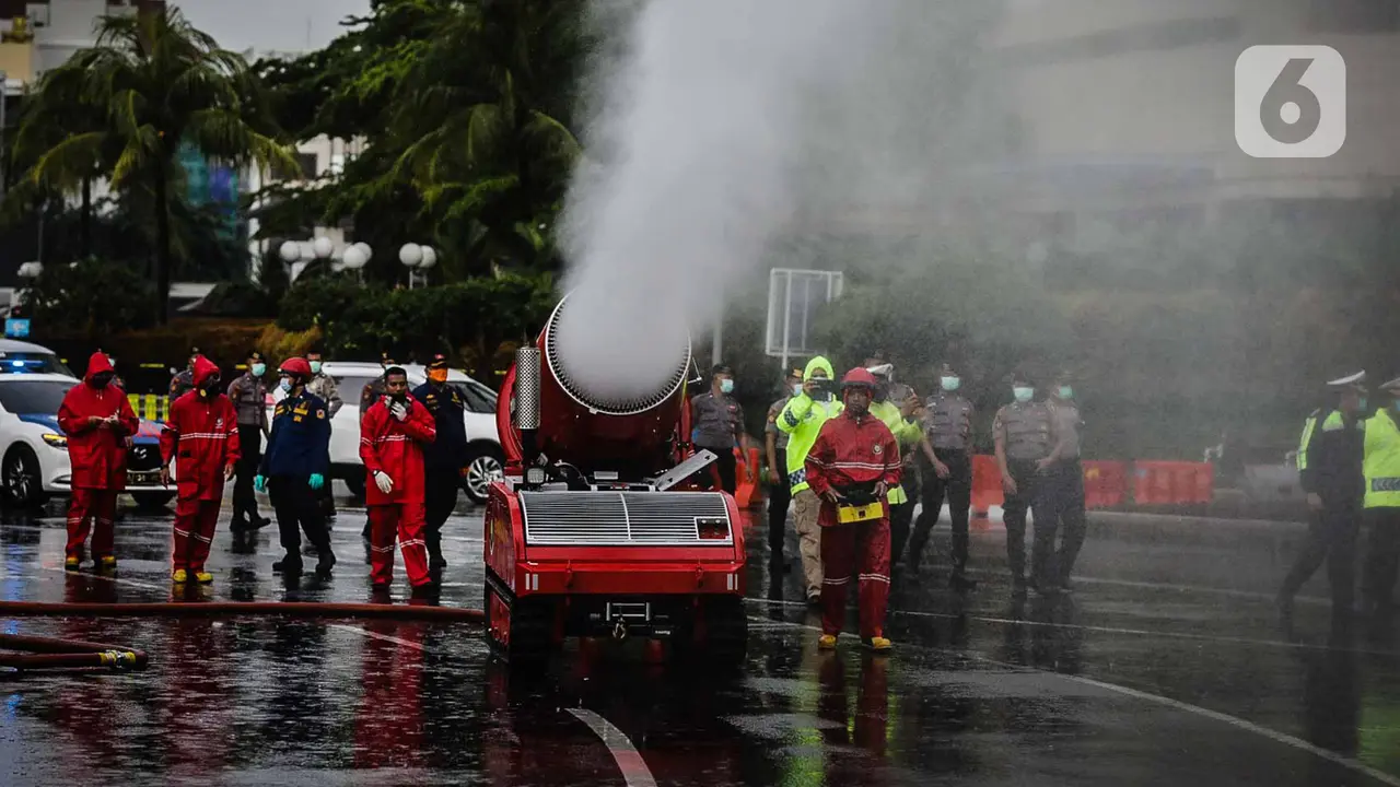 FOTO: Robot Pemadam Kebakaran Semprotkan Disinfektan di Bundaran HI