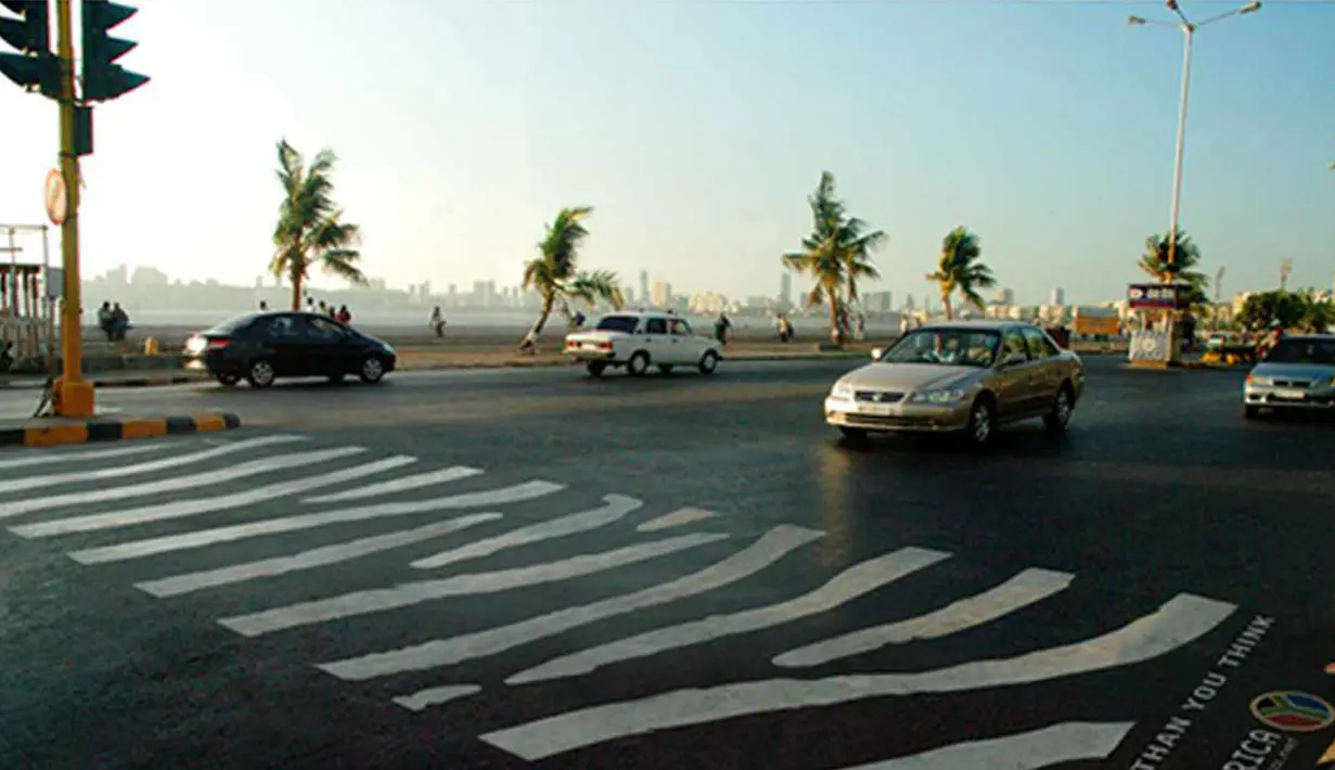 Zebra cross ini berada di Mumbai, India. Kebetulan, South Africa Tourism memang sedang promosi menarik lebih banyak wisatawan dari India. (adsoftheworld.com)