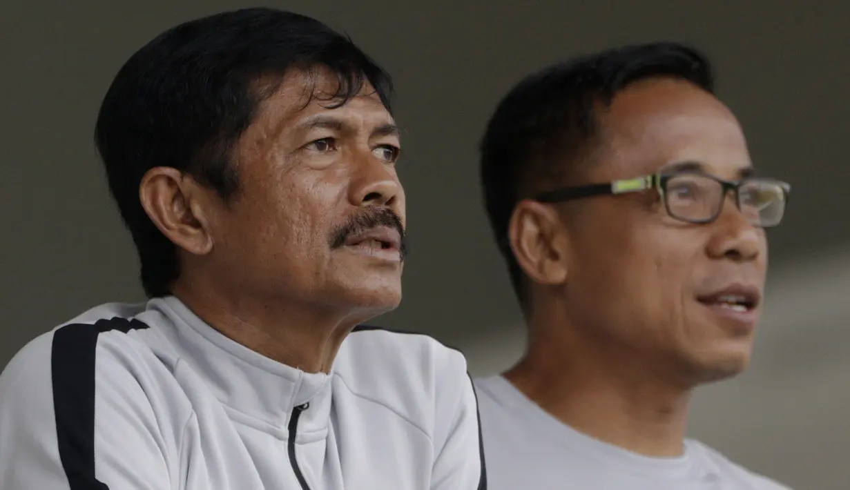 Pelatih Timnas Indonesia U-22, Indra Sjafri, mengamati pemainnya saat internal games di Stadion Madya, Jakarta, Sabtu (19/1). Latihan ini merupakan persiapan jelang Piala AFF U-22. (Bola.com/Yoppy Renato)