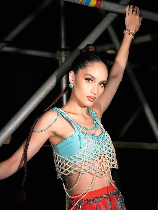 Cinta Laura juga mengunggah potret dirinya mengenakan atasan baby blue dipadukan luaran beads dan celana merah saat mengucapkan hari perempuan internasional. [@claurakiehl]