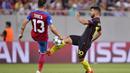 Pemain Manchester City,  Sergio Aguero, berebut bola dengan pemain Steaua Bucharest,Alin Tosca pada kualifikasi liga Champions di Stadion National Arena, Bucharest, Romania, Rabu, (17/8/2016) dini hari WIB. (AP/Andreea Alexandru)
