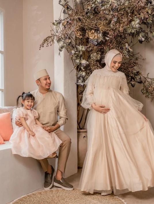 <p>Kartika Putri melakukan maternity shoot bersama suami dan anak pertamanya, Syarifah Khalisa. (Foto: Instagram/ riomotret)</p>