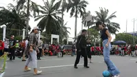 Momen Massa Hari Buruh Beraksi Main Bola di Tengah Jalan Gedung DPR