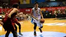 Pebasket Satria Muda Britama Jakarta, Rony Gunawan (kanan) berusaha melewati hadangan pemain Stadium Jakarta di laga NBL Championship 2015, Sabtu (2/5/2015). Satria Muda unggul tipis 61-59 atas Stadium Jakarta. (Liputan6.com/Helmi Fithriansyah)