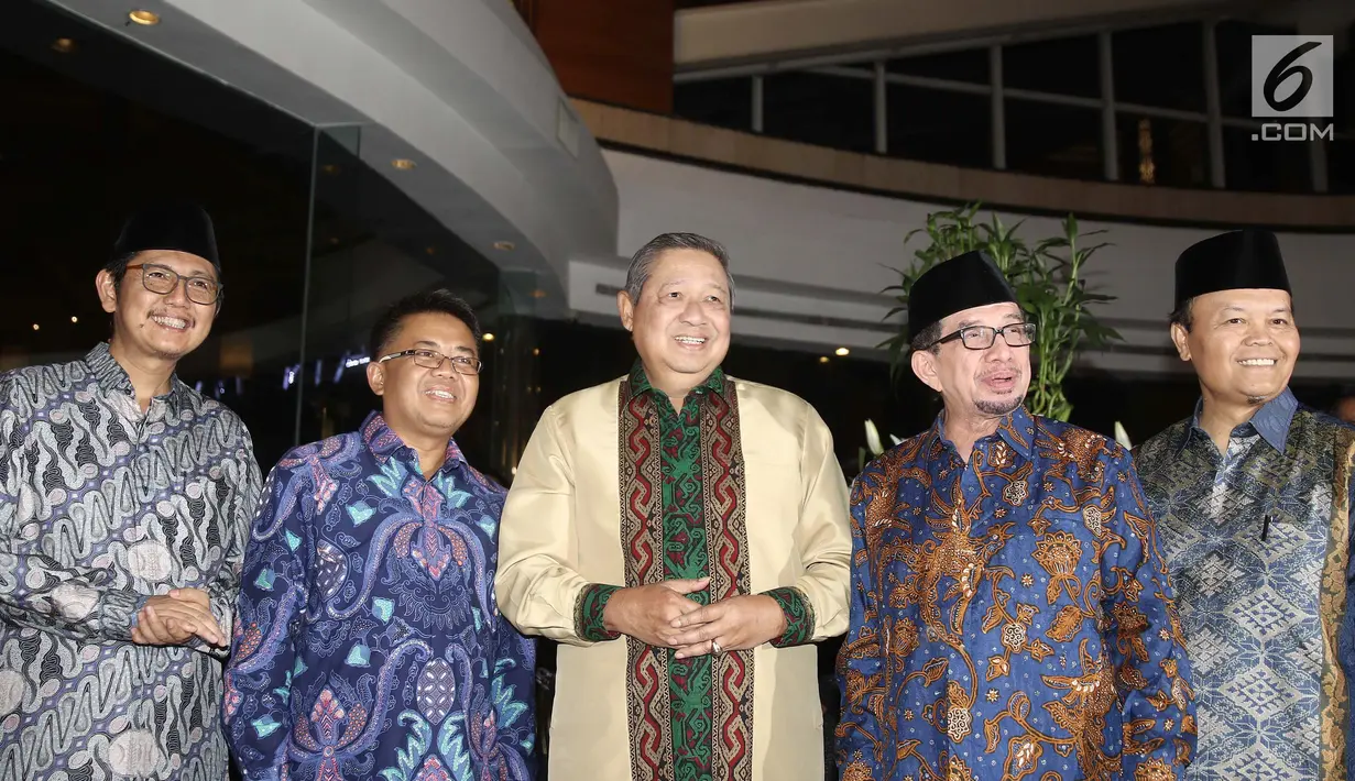 Ketum Partai Demokrat Susilo Bambang Yudhoyono (tengah), Ketua Majelis Syuro PKS Salim Segaf Al-Jufri (kedua kanan), Presiden PKS Sohibul Iman (kedua kiri) jelang pertemuan tertutup di Gran Melia, Jakarta, Senin (30/7). (Liputan6.com/Herman Zakharia)