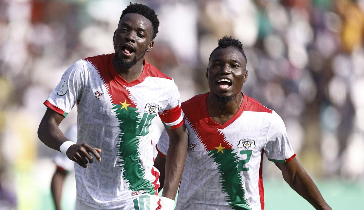 Kapten Timnas Burkina Faso, Bertrand Traore yang kini tengah menjalani musim ke-4 bersama Aston Villa di Premier League telah mencetak 2 gol dalam 3 laga di fase Grup D Piala Afrika 2023. Satu gol dicetaknya saat Burkina Faso menang 1-0 atas Mauritania pada laga pertama (16/1/2024) dan satu gol lagi dicetak saat Burkina Faso bermain imbang 2-2 dengan Aljazair pada laga kedua (20/1/2024). (AFP/Kenzo Tribouillard)