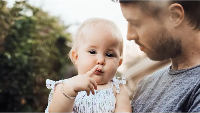 Anak dan Ayah/copyright unsplash.com/@youbykatie