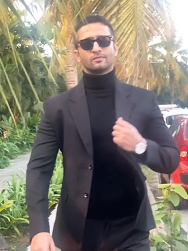 6 Potret Terbaru Shaheer Sheikh dengan Rambut Cepak, Bikin Pangling