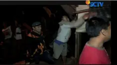 Warga emosi karena warung ini buka hingga dinihari dan  diduga menjadi tempat prostitusi serta menjual minuman keras.