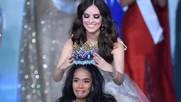 Miss World 2018 Vanessa Ponce mahkota kepada Miss Jamaika, Toni-Ann Singh seusai terpilih menjadi Miss World 2019 pada grand final di ExCeL, London, Sabtu (14/12/2019). Toni-Ann, 23, berhasil menyingkirkan 100 wanita tercantik dari berbagai negara. (DANIEL LEAL-OLIVAS / AFP)