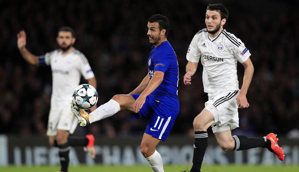 Gelandang Chelsea, Pedro, mengontrol bola saat melawan Qarabag pada laga Liga Champions di Stadion Stamford Bridge, London, Selasa (12/9/2017). Chelsea menang 6-0 atas Qarabag. (AFP/Adrian Dennis)