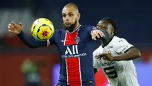 Pemain Paris Saint-Germain (PSG), Layvin Kurzawa, berebut bola dengan pemain Renners, Sehrou Guirassy, pada laga Liga Prancis di Stadion Parc des Princes, Sabtu (7/11/2020). PSG menang dengan skor 3-0. (AP/Christophe Ena)