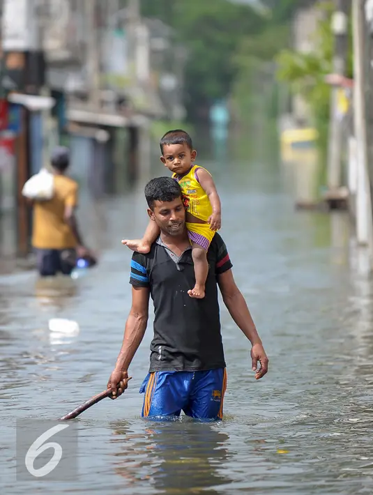 Warga Sri Lanka melewati banjir yang menerjang kawasan mereka di Kaduwela, Kolombo, Sabtu (21/5/2016). Dikabarkan sekitar 80 orang tewas akibat hujan dan tanah longsor yang melanda Sri Lanka. (AFP Photo/Ishara S Kodikara)