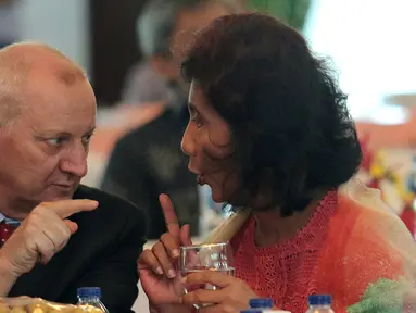 Menteri Kelautan dan Perikanan, Susi Pudjiastuti berbincang dengan peserta The Marine and Fisheries Business and Investment Forum di Kantor KKP, Jakarta, Kamis (11/2/2016). (Liputan6.com/Angga Yuniar) 