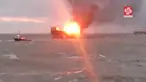 Sebuah gambar menampilkan suatu kilang minyak diatas laut yang terbakar di Laut Kaspia, Azerbaijan, (5/12) . Kilang minyak tersebut adalah milik Perusahaan negara SOCAR. (Reuters)