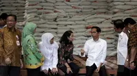 Presiden Joko Widodo (ketiga dari kanan) berbincang dengan beberapa menteri Kabinet Kerja saat meninjau Gudang Beras Bulog, Jakarta, Rabu (25/2/2015). Presiden Jokowi  memerintahkan Bulog menggelontorkan semua stok beras. (Liputan6.com/Faizal Fanani)