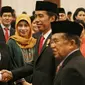 Presiden Jokowi (kanan) menyalami Ketua Komite Ekonomi dan Industri Nasional (KEIN), Soetrisno Bachir usai pelantikan pengurus KEIN di Istana Negara, Jakarta, Rabu (20/1). Pembentukan KEIN sesuai Perpres Nomor 8 Tahun 2016. (Liputan6.com/Faizal Fanani)