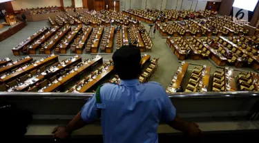 Suasana rapat paripurna di gedung DPR, Kompleks Parlemen, Senayan, Jakarta, Selasa (11/7). Sebanyak 185 anggota dewan dari 560 anggota mengikuti Rapat Paripurna tersebut. (Liputan6.com/Johan Tallo)