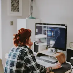 Ilustrasi orang dewasa bekerja menggunakan komputer. (Foto: Unsplash/Annie Spratt)