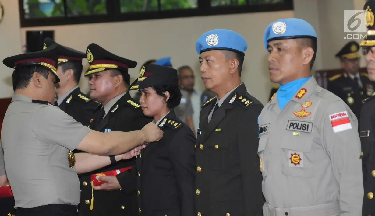 Wakapolri Komjen Pol Syafruddin menyematkan Satya Lencana Bhakti Buana di Jakarta (31/1). Polisi yang mendapat penghargaan itu bertugas di Atase Kepolisian, Staf Teknis Polri, Staf Aseanapol, IPO, dan Kontingen FPU 9. (Liputan6.com/Helmi Fithriansyah)