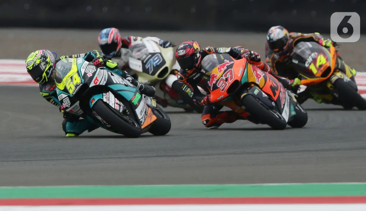Sejumlah pembalap saat berlomba di ajang Moto2 GP Mandalika di Pertamina Mandalika International Street Sirkuit, Nusa Tenggara Barat, Minggu (20/3/2022). Somkiat Chantra menempati podium utama ajang Moto2 GP Mandalika. (Liputan6.com/Helmi Fithriansyah)