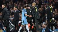 Gelandang Manchester City mengalami cedera saat laga melawan Watford di Stadion Etihad, Manchester, Rabu (14/12/2016). (AFP/Paul Ellis)