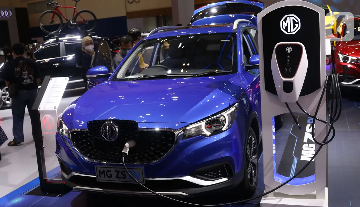 Mobil listrik MG ZS EV yang dipamerkan pada ajang pameran Gaikindo Indonesia International Auto Show (GIIAS) 2021 di ICE BSD, Tangerang, Banten, Senin (15/11/2021). Para produsen otomotif berlomba menampilkan ragam mobil listrik untuk disajikan kepada para pelanggan. (Liputan6.com/Angga Yuniar)