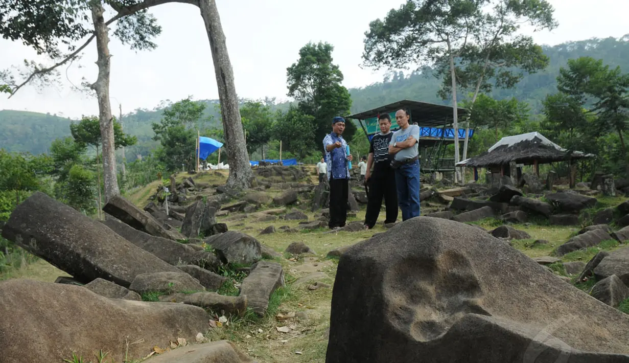 Sebuah tanda cekuk pada batuan yang ada di areal situs Gunung Padang di Kampung Cimanggu, Cianjur, Jawa Barat, diyakini sebagai tapak "Maung" atau Manusia Unggul, (19/9/2014). (Liputan6.com/Helmi Fithriansyah)
