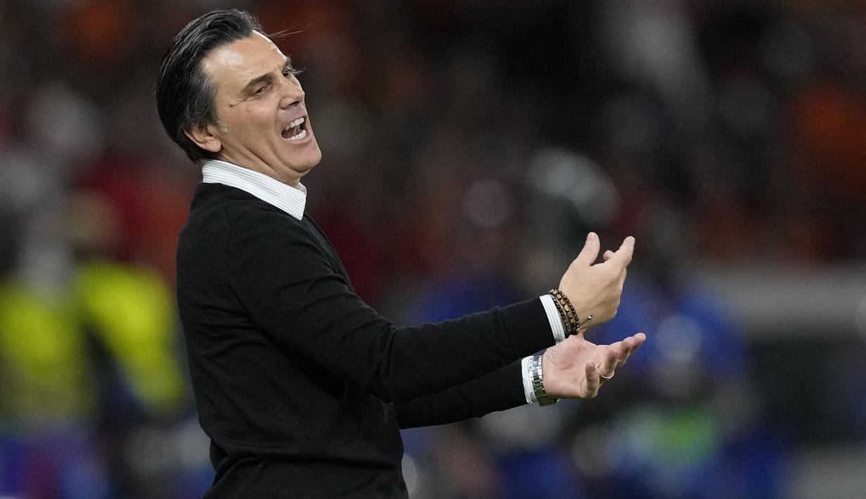 Reaksi kecewa pelatih kepala Timnas Turki, Vincenzo Montella saat menghadapi Timnas Belanda pada laga perempatfinal Euro 2024 di Olympiastadion, Berlin, Jerman, Sabtu (6/7/2024). (AP Photo/Antonio Calanni)