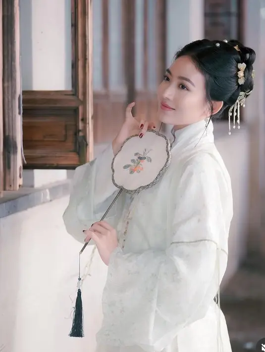 Gaya elegan Natasha pun semakin dipertegas dengan gaya rambut sanggulnya khas perempuan China. Lengkap dengan aksesori keemasan yang menghiasi rambutnya.  [@natashawilona12]