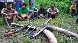 Lima dari delapan tersangka menunjukkan barang bukti gading dan senjata saat rekonstruksi kasus pembunuhan gajah Sumatera liar di Kabupaten Bengkalis, Riau, Rabu (11/2/2015).(Antara Foto/wahyudie) 