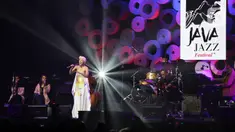 Penyanyi Dira Sugandi tampil pada hari kedua BNI Java Jazz Festival 2022 di JIExpo Kemayoran, Jakarta Pusat, Sabtu (28/5/2022). Perhelatan musik BNI Java Jazz Festival 2022 digelar pada 27-29 Mei dengan menampilkan musisi-musisi dari dalam dan luar negeri. (Liputan6.com/Johan Tallo)
