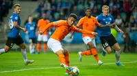 Striker Belanda, Donyell Malen, berusaha melepaskan tendangan saat melawan Estonia pada laga Kualifikasi Piala Eropa 2020 di Talinn, Estonia, Senin (9/9). Estonia kalah 0-4 dari Belanda. (AFP/Raigo Pajula)