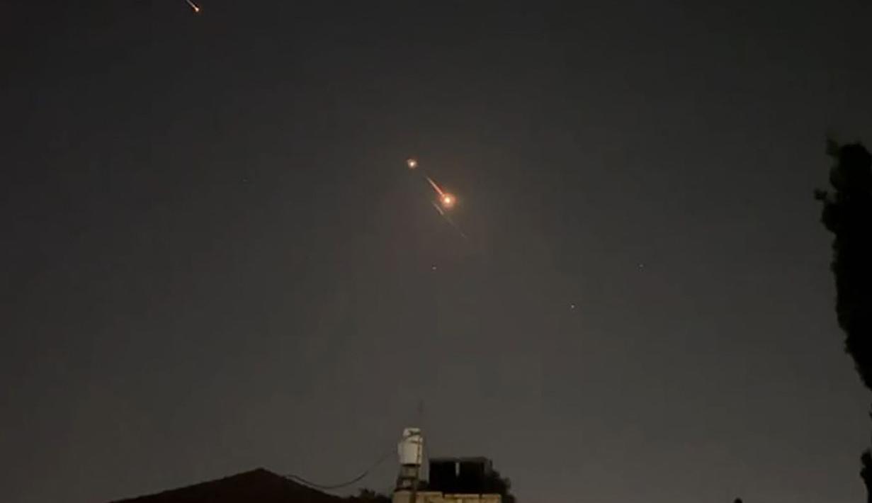 Video yang diambil dari AFPTV yang diambil pada tanggal 14 April 2024 ini menunjukkan ledakan-ledakan yang menerangi langit Yerusalem selama serangan Iran terhadap Israel. (AFPTV/AFP)