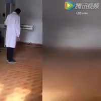 Tertangkap kamera, dokter ini memeriksa pasiennya sambil memegang sebatang rokok menyala yang terselip di antara jari.