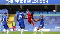 Wasit memberikan kartu merah kepada pemain Chelsea, Andreas Christensen, saat melawan Liverpool pada laga Liga Inggris di Stadion Stamford Bridge, Minggu (20/9/2020). Liverpool menang dengan skor 2-0. (AP Photo/Matt Dunham, Pool)