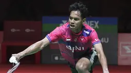 Pebulutangkis Tunggal Putra Indonesia, Chico Aura Dwi Wardoyo mengembalikan kok ke arah Angus Ng Ka Long dari Hong Kong pada pertandingan semifinal Indonesia Masters 2023 di Istora Senayan, Jakarta, Jumat (27/1/2023). Dengan demikian, tercipta All Indonesian Final di partai puncak tunggal putra. (AP Photo/Tatan Syuflana)