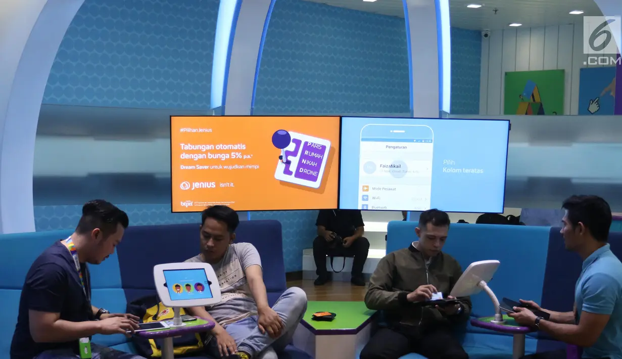 Nasabah memanfaatkan layanan digital Banking BTPN, Jenius, di Jakarta, Jumat (26/1). Generasi millennial di usia 18-35 tahun merupakan segmen utama pengguna layanan digital yang membutuhkan kecepatan layanan dan serba praktis. (Liputan6.com/Angga Yuniar)