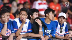Suporter tim Singo Edan terlihat kecewa saat kekalahan Arema FC dari Persija pada lanjutan Go-Jek Liga 1 Indonesia 2018 bersama Bukalapak di Stadion GBK Jakarta, Sabtu (31/3). Arema FC kalah telak 1-3. (Liputan6.com/Helmi Fithriansyah)