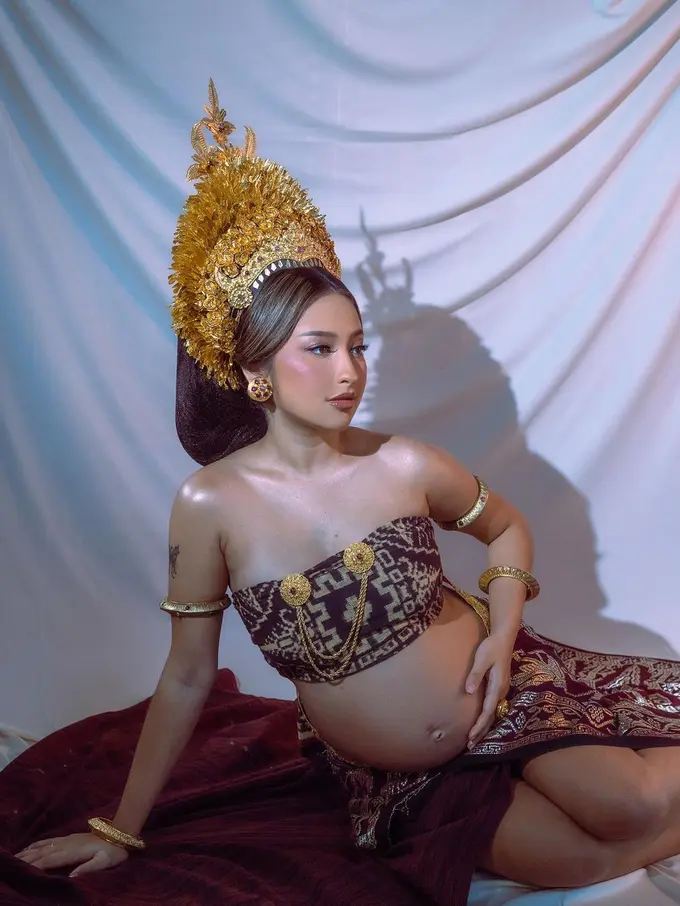 Pesona Keibuan Jennifer Coppen di Maternity Shoot dengan Adat Bali, Baby Bump Tanpa Stretch Mark Jadi Sorotan