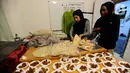 Dua pengungsi pencari suaka asal Irak dan Sudan menyiapkan makanan berbuka puasa di kawasan batulayang, Cisarua, Bogor, Minggu (9/4/2023). (merdeka.com/Arie Basuki)