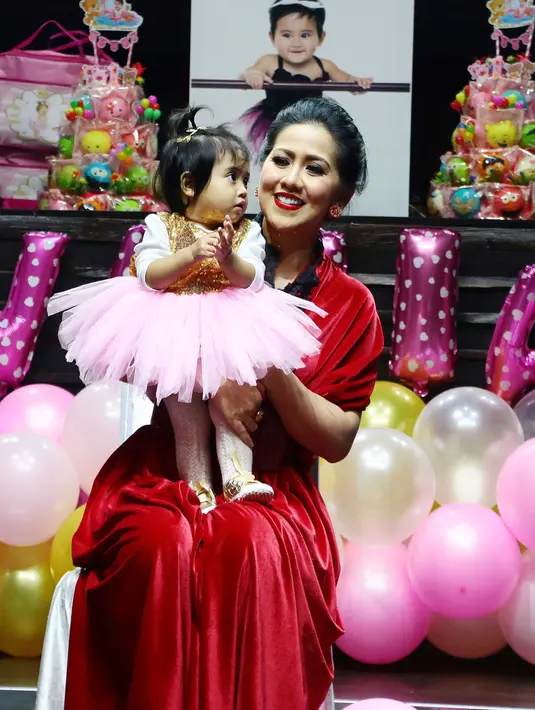 Awalnya Venna hanya ingin mengelar perayaan ini dengan sederhana, namun menurutnya banyak orang yang sayang dengan Vania, untuk itu ia mengundang beberapa pihak hadir di pesta ulang tahun itu. (Nurwahyunan/Bintang.com)