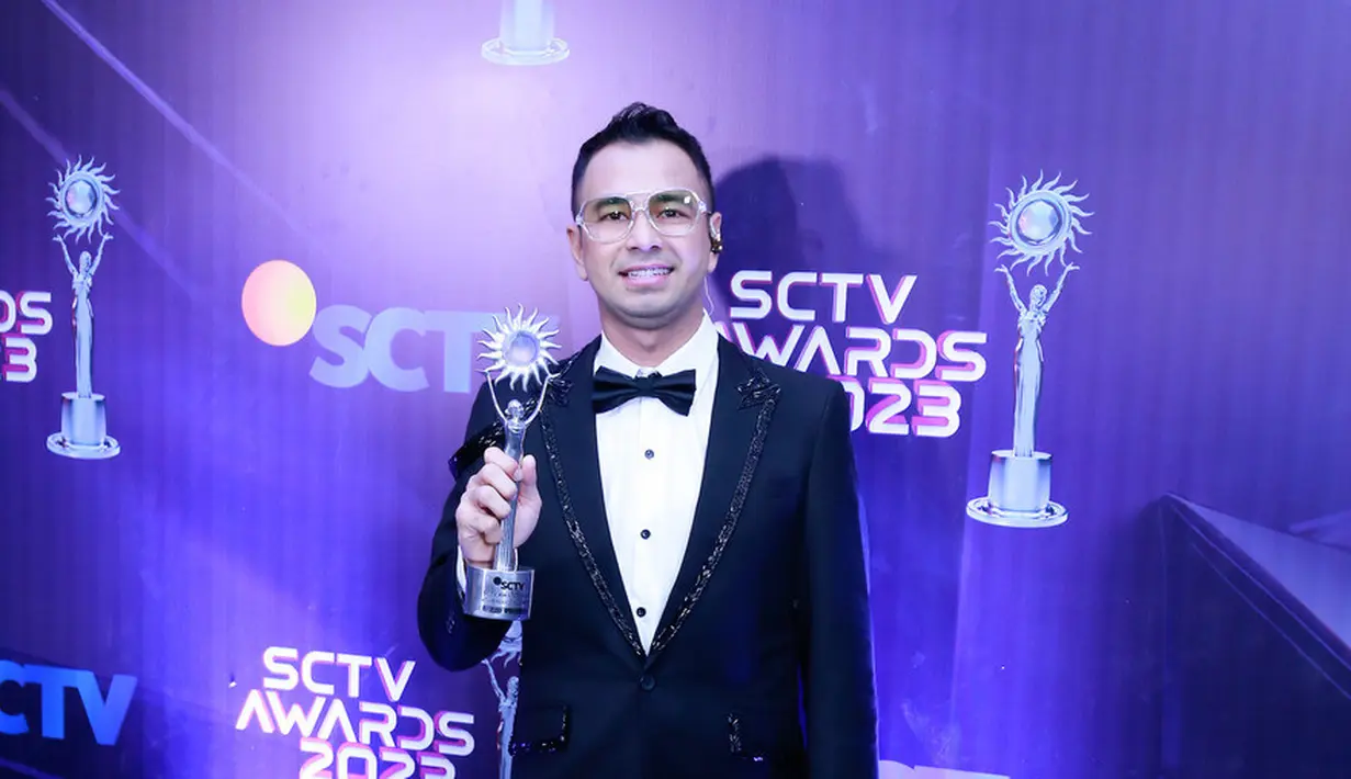 <p>Presenter kondang Raffi Ahmad terlihat tampan dan glamor dengan setelan jas dengan aksen payet sebagai pemanis. Suami Nagita Slavina itu berhasil membawa pulang piala penghargaan untuk kategori Presenter Paling Ngetop. [Foto: Bayu Herdianto/KapanLagi.com]</p>